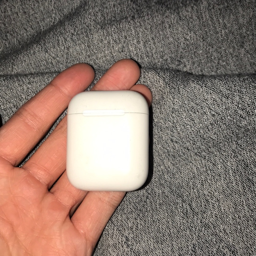 airpods case missing left airpod.